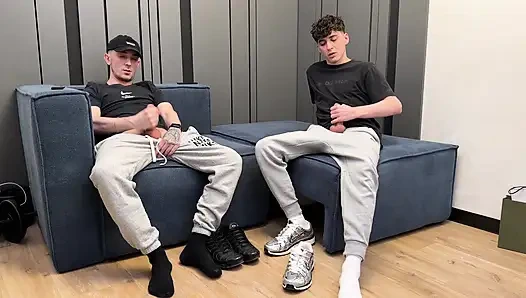 İki adam birlikte mastürbasyon yapıyor