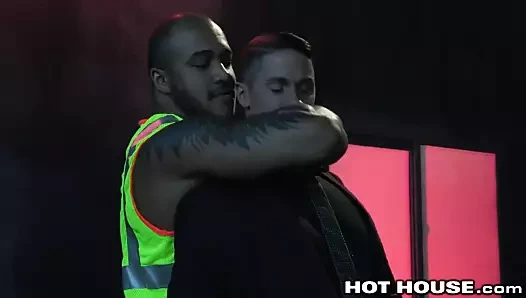 Sert vücut jason vario'nun bbc derin boğaz ve anal penetrasyon