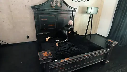 Kauçuk siyah lateks catsuit sahne arkası videosu, uyluk yüksek çizmeler ve parlak fetiş giysiler