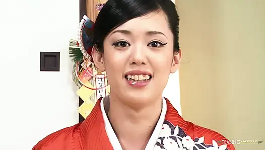 Kimono giymek Asyalı esmerin güçlü cinsel arzularını uyandırıyor, onu interseksüel ilişkiyle sonuçlayan cinsel ilişki aramaya teşvik ediyor
