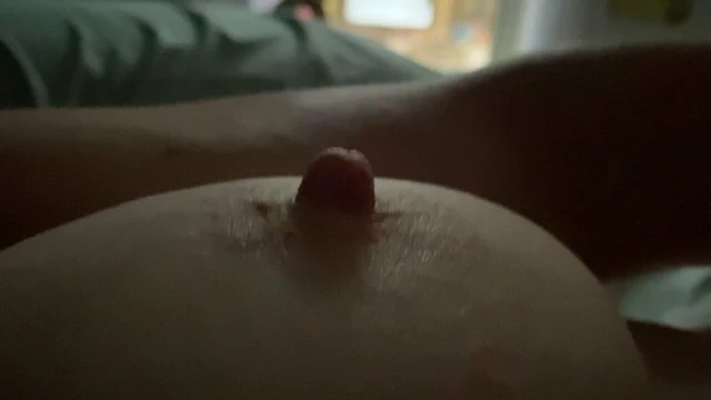 Büyük göğüslerim titriyor ve meme uçları ince ayarlanıyor