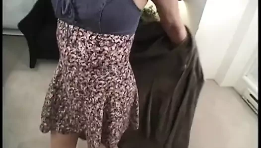 Olgun kızıl saçlı, dizlerinin üzerinde, ahbapın şişman ağzında boğuluyor