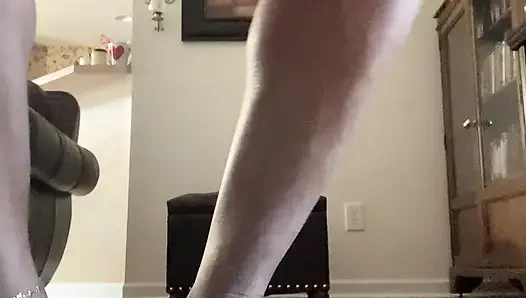 Dildoyla çömelme oyunu