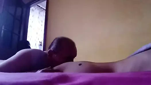 Arkadaşımın göt deliğini yalıyor ve orgazm oluyor