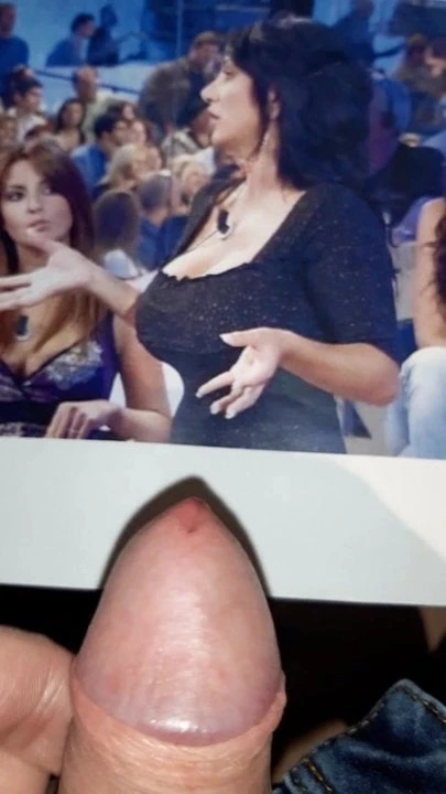 İtalyan televizyon ünlü büyük göğüsler üzerinde Cumtribute
