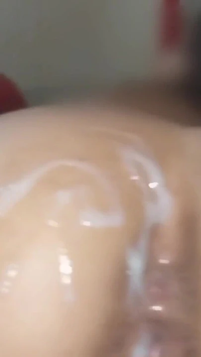 Büyük götlü evli kadın kocasının en iyi arkadaşıyla domalarak sikişiyor. Onu dölle doldurmak için amını veriyor | Klip 2