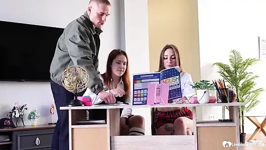İki kız öğrenci ile yoğun bgg üçlü grup seks