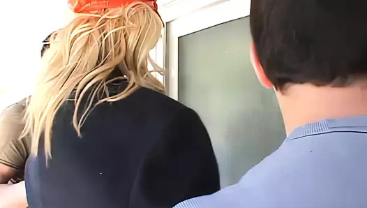 Kelly wells boşalmak seviyor