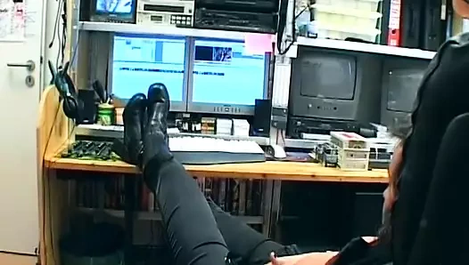 Olgun Alman sürtük ateşli amcık sikişmeden önce yarak emiyor