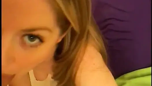 Muhteşem hatun ıslak amcığının büyük bir direk tarafından sert sikilmesini seviyor
