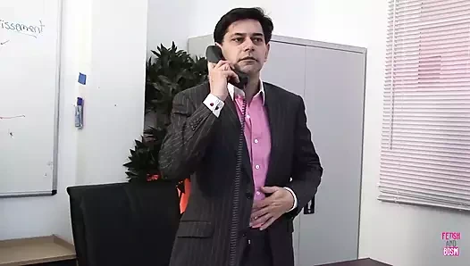 Sapık patron iki sarışın sekreterini masada sikiyor