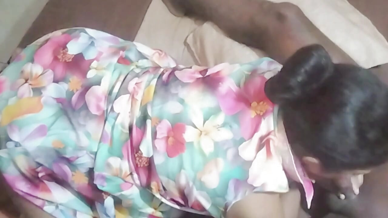 Evde başka kimse yokken üvey kız kardeşimden teselli alıyorum