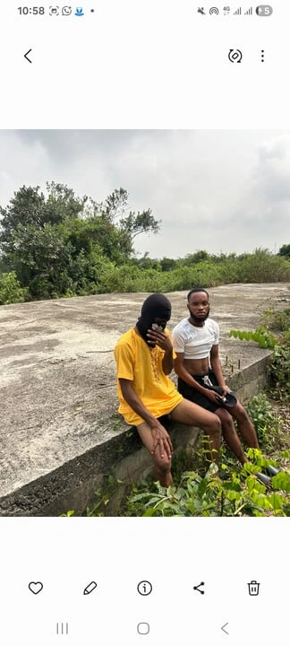 Chief_daddyy ve küçük erkek kardeşi sevişiyor.