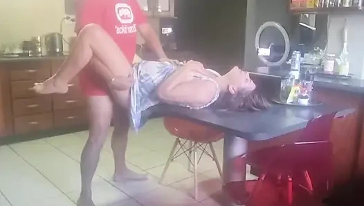 Kayınbirader mutfak masasında yüksek sesle inletiyor