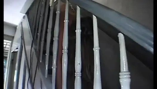 Aşağılayıcı ağda yapay penisle oynuyor