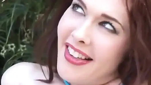 Büyük memeli seksi vücutlu amcık bahçede sikişiyor