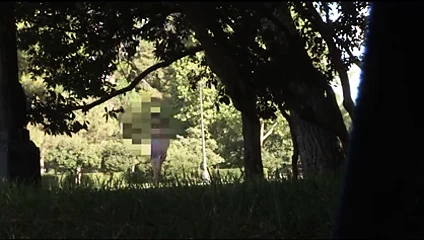 Monica parkta şanslı bir adama oral seks yapmak istiyor