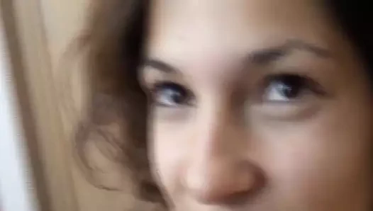 Güzel Alman genç kız ateşli sikişten sonra dölle püskürtülüyor