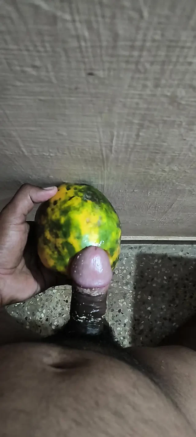 Hintli bir adam penisini papaya meyvesine sokmanın tadını çıkarıyor