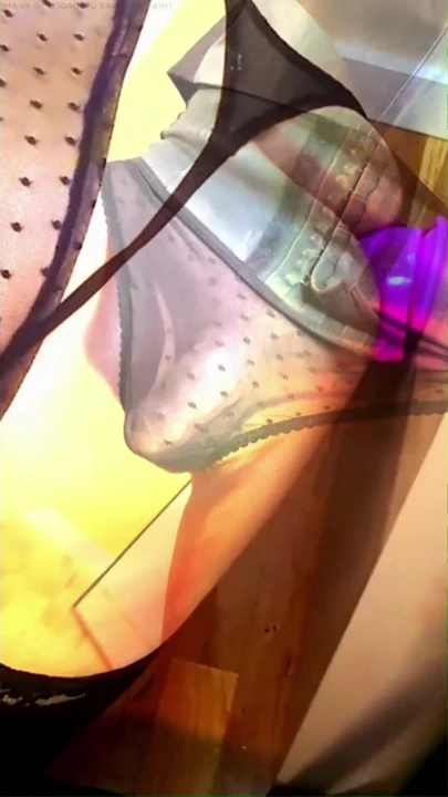 Kadın kılıklı kandi kalın mor dildo ile sikiliyor pmv