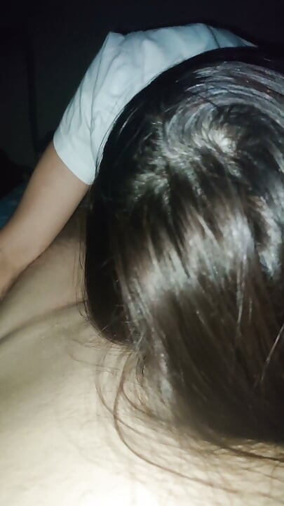 Üvey kız kardeşim beni uyandırdı ve küçük yarağımı emmeye başladı. Emme ve inleme
