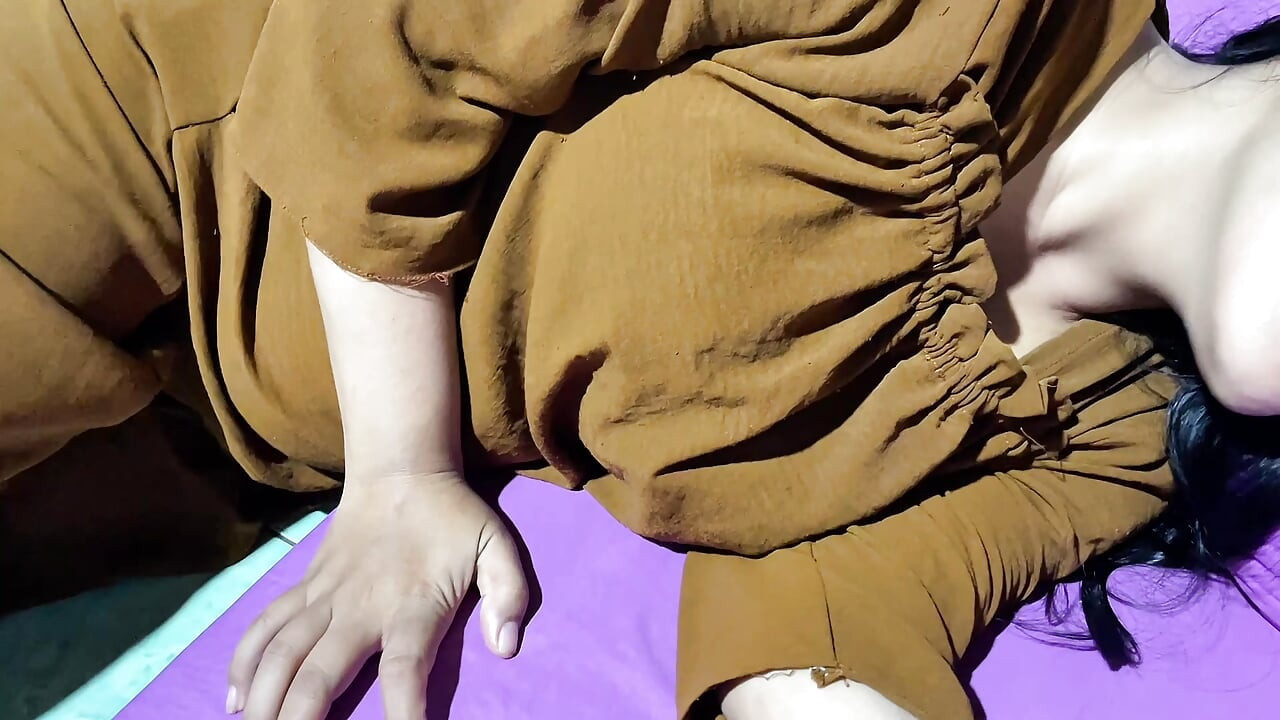 (elle muamele) Üvey kız kardeşim çok seksi, büyük göğüsleri beni azdırıyor