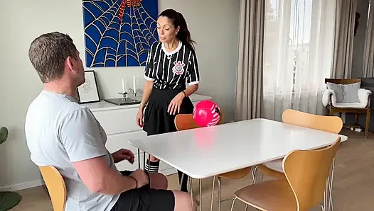 Orta yaşlı seksi kadın futbol maçından sonra eve dönüyor ve spermle dolu bir amcıkla ödüllendiriliyor