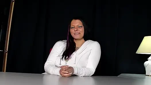 Dövmeli Alman tanrıça büyük oyuncaklarla amını ovuyor