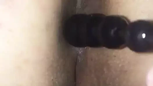 İlk kez sıkı göt deliğiyle oynuyor.