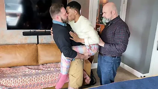 Ayılar doğum gününde şirin bir dansçıyı paylaşıyor