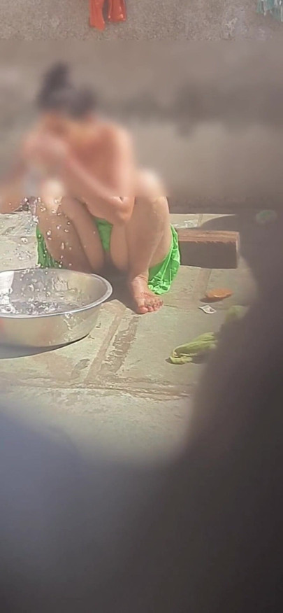 Üvey erkek kardeş yaşlı üvey kız kardeşini açık banyoda banyo yaparken gördü | Klip 1