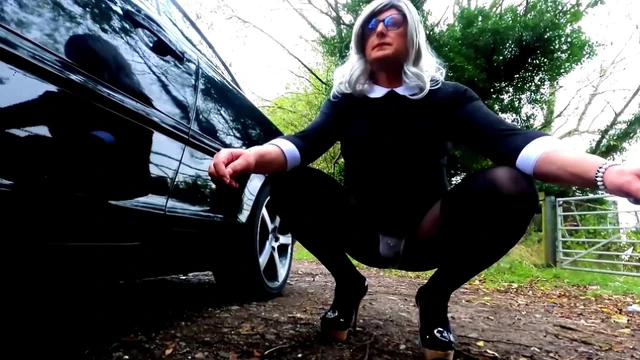 Siyah elbiseli ve külotlu çoraplı amatör travesti kellycd2022 açık havada