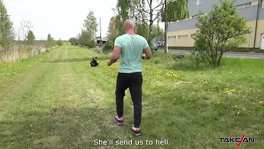 Takevan - yeni boşanmış bebek yabancıdan yardım kabul ediyor