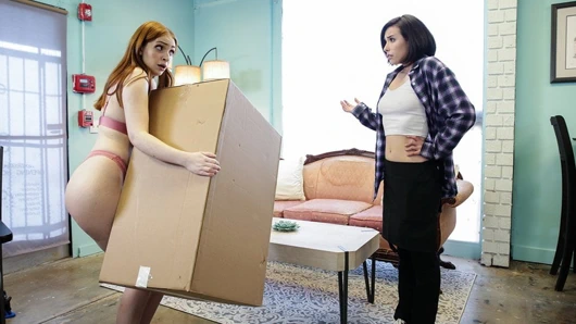 süper lezbiyen barista yardımcı olur zavallı kilitli dışarı kız