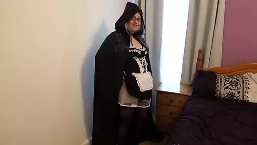 Yaramaz hizmetçi üniforması dildoyla sikişiyor