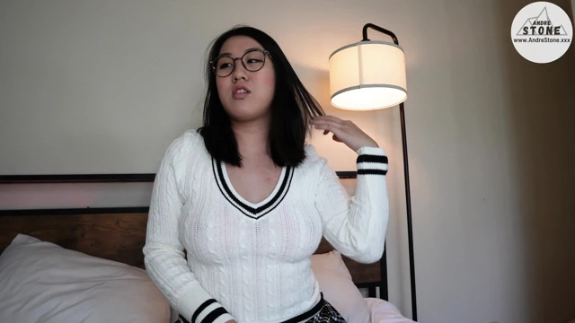 Utangaç asosyal Asyalı kız arkadaş tofu gizli bir erkek delisi