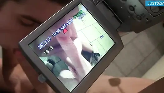 2 genç adam birbirini sikiyor ve filme çekiyor