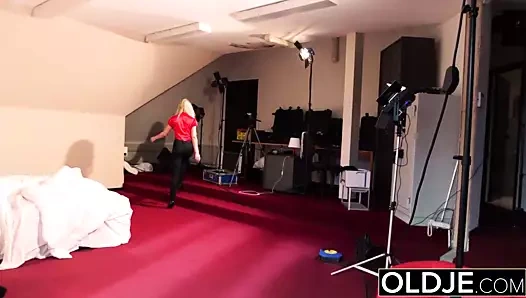 Yaşlı genç - sarışın oral seks ve dededen doggystyle fuck