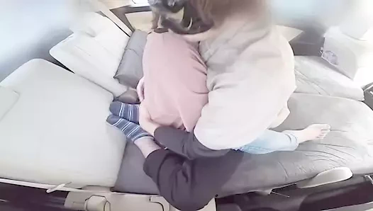 Zina eden bir kadın, sabah işe gitmeden önce zina eden bir adamı derinden öper