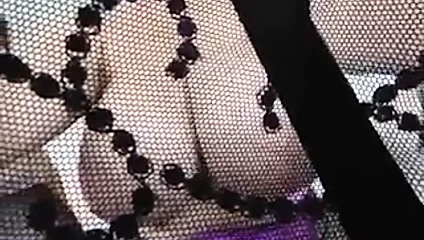 İki büyük memeli iri güzel kadın yarağı paylaşıyor