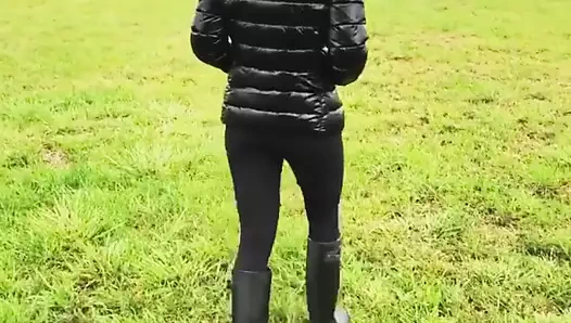 Siyah ceketi ve deri taytıyla kirpi prenses