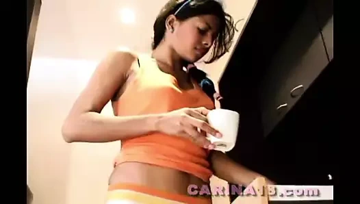 Mükemmel memeli Carina 18 kahvaltıda parmaklıyor