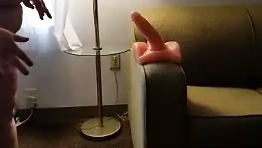 Yeni oyuncağı bir iş çıkarıyor