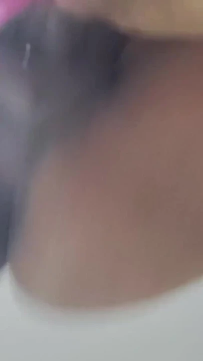 "Arkadaşı tarafından sikilen evli kadın doğurgan bir günde dölleniyor ve motelde ve evde 2 kez içine boşalıyor"