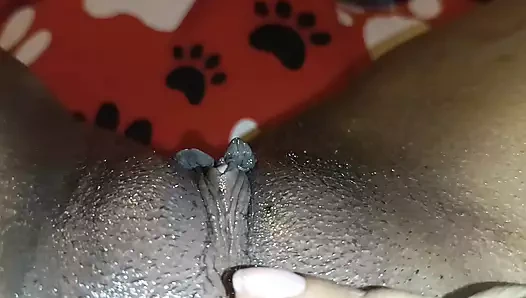 Evde yalnızım ve lezzetli bir orgazm oluyorum