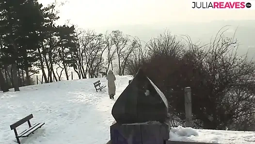 Seksi kızıl saçlı soğuk karda sert bir yarağa biniyor