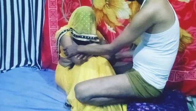 Suhag Raat kutladı ve sıcak desi bhabhi ile takıldı