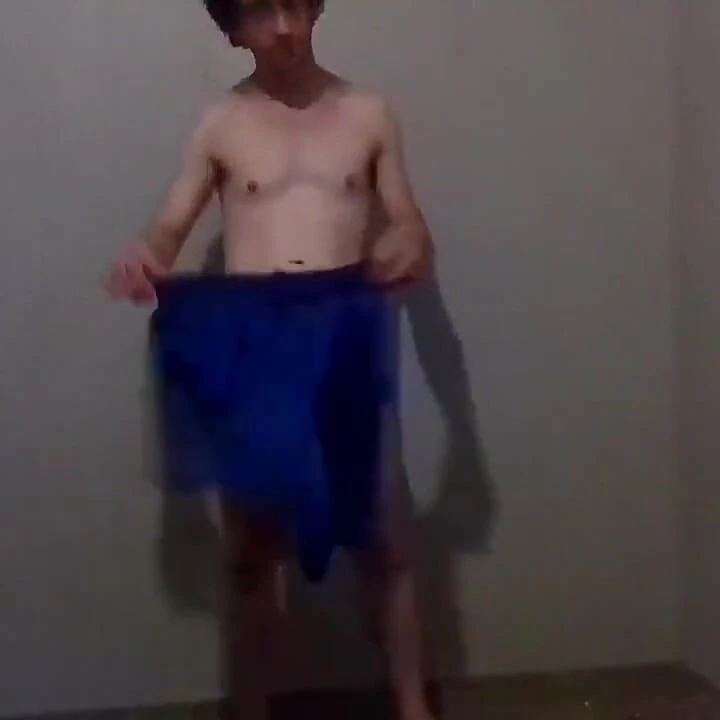 Trying Clothes; Oynuyor, giyiniyor ve soyunuyor - mavi ipeksi şort bölüm 14