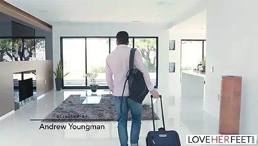 Büyük memeli baştan çıkarıcı sarışın Fransız adam tarafından sikiliyor