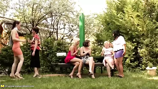 Olgun lezbiyenler içecek sikme ve işemek üzerinde her diğer facials